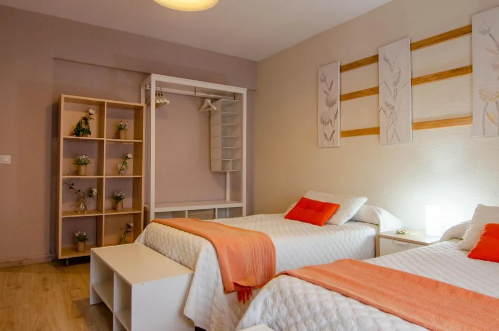 Dormitorio con dos camas individuales